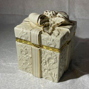 Embossed pine Pattern Porcelain w/Gold Trim Hinged Bow Top Trinket Box (199)